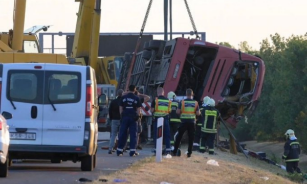 Τραγωδία στην Ουγγαρία: 12 νεκροί από πτώση λεωφορείου σε χαντάκι – «Ο οδηγός πιθανότητα αποκοιμήθηκε στο τιμόνι»