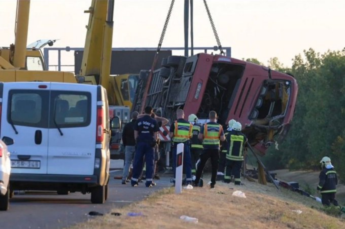 Τραγωδία στην Ουγγαρία: 12 νεκροί από πτώση λεωφορείου σε χαντάκι – «Ο οδηγός πιθανότητα αποκοιμήθηκε στο τιμόνι»