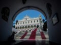 Παναγιά της Τήνου: Η εκκλησία που υποδέχεται χιλιάδες προσκυνητές από όλο τον κόσμο για το μεγάλο προσκύνημα του Δεκαπενταύγουστου
