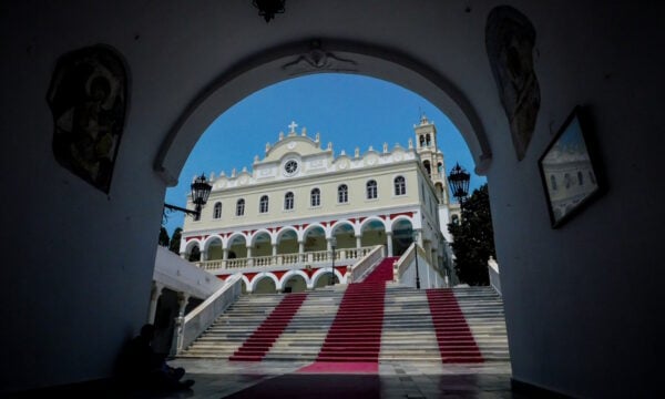 Παναγιά της Τήνου: Η εκκλησία που υποδέχεται χιλιάδες προσκυνητές από όλο τον κόσμο για το μεγάλο προσκύνημα του Δεκαπενταύγουστου