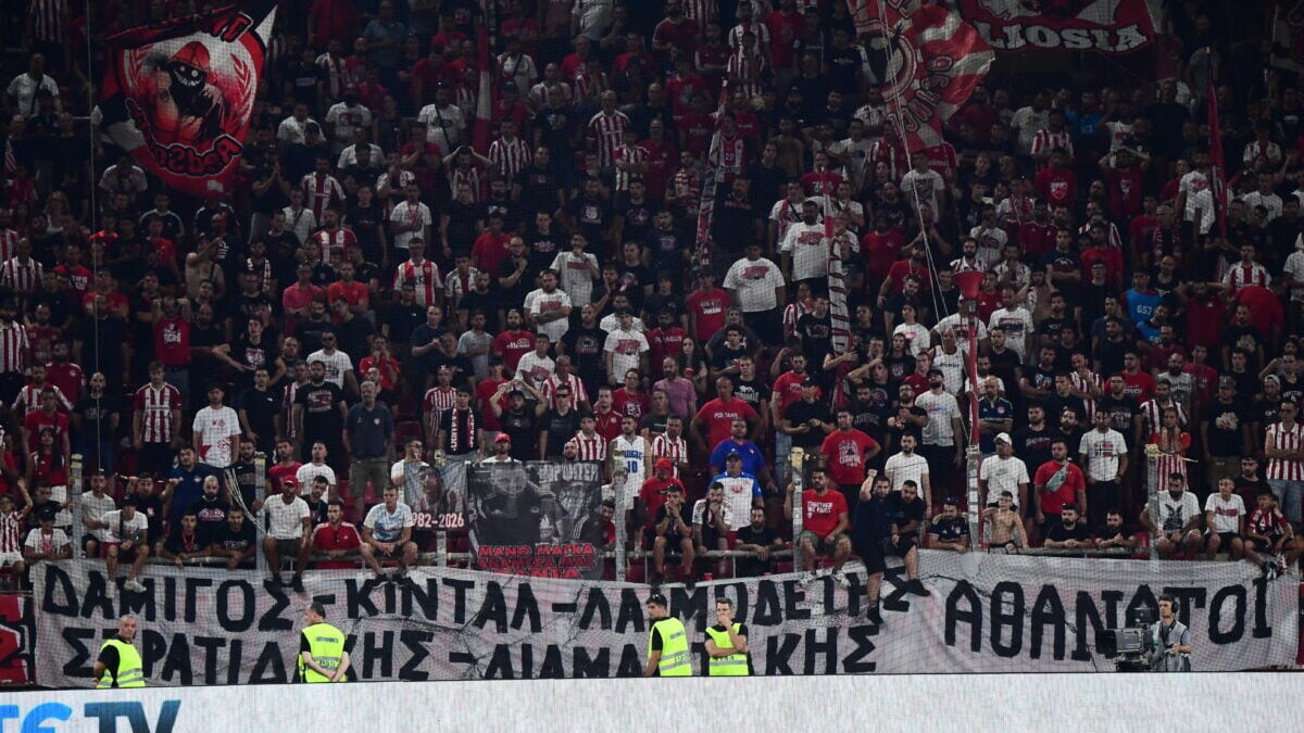 Οπαδοί του Ολυμπιακού τίμησαν τη μνήμη των πέντε αδικοχαμένων πυροσβεστών στο ματς με τη Ναϊμέγκεν 2 Οπαδοί του Ολυμπιακού τίμησαν τη μνήμη των πέντε αδικοχαμένων πυροσβεστών στο ματς με τη Ναϊμέγκεν