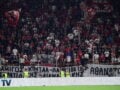 Οπαδοί του Ολυμπιακού τίμησαν τη μνήμη των πέντε αδικοχαμένων πυροσβεστών στο ματς με τη Ναϊμέγκεν