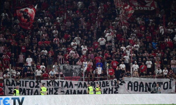Οπαδοί του Ολυμπιακού τίμησαν τη μνήμη των πέντε αδικοχαμένων πυροσβεστών στο ματς με τη Ναϊμέγκεν