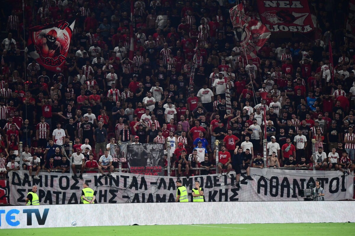 Οπαδοί του Ολυμπιακού τίμησαν τη μνήμη των πέντε αδικοχαμένων πυροσβεστών στο ματς με τη Ναϊμέγκεν