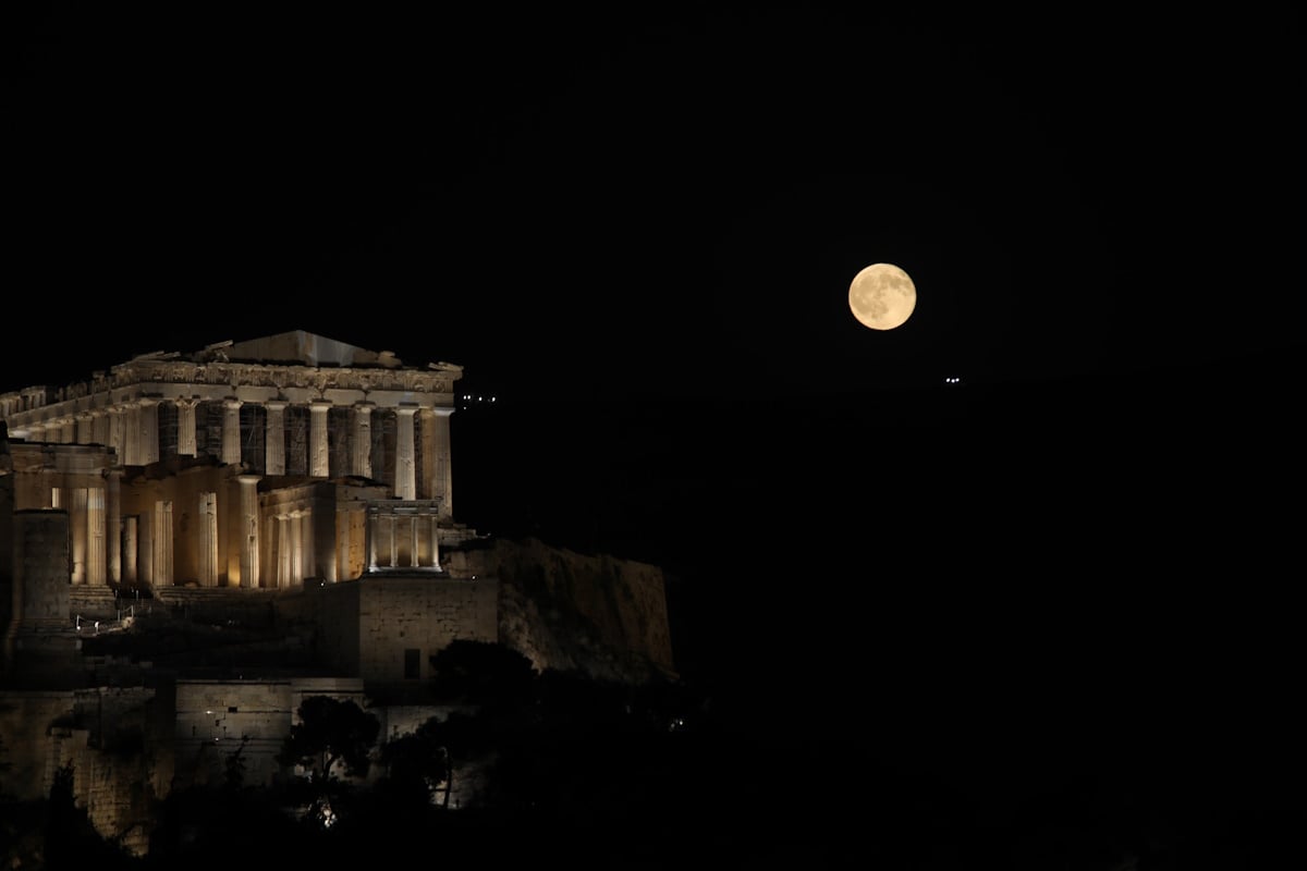 Η πανσέληνος του Αυγούστου πάνω από τον ναό του Ποσειδώνα: Εικόνες 12 Η πανσέληνος του Αυγούστου 2026 πάνω από την Ακρόπολη