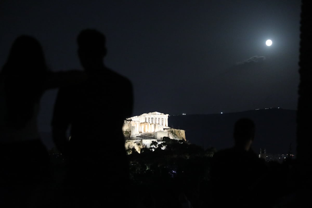 Η πανσέληνος του Αυγούστου πάνω από τον ναό του Ποσειδώνα: Εικόνες 13 Η πανσέληνος του Αυγούστου 2026 πάνω από την Ακρόπολη