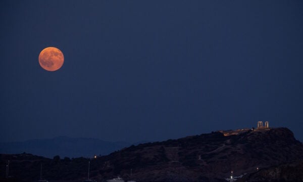 Η πανσέληνος του Αυγούστου πάνω από τον ναό του Ποσειδώνα: Εικόνες