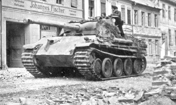 Ρωσία: Εντοπίστηκε γερμανικό άρμα Panther κάτω από πανεπιστήμιο – Παρέμενε θαμμένο για πάνω από 60 χρόνια (βίντεο)