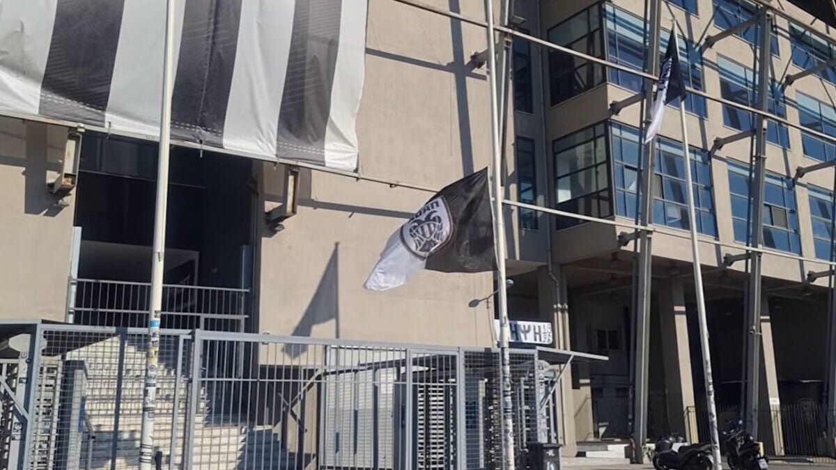 Μεσίστια σημαία για την πώληση του Κωνσταντέλια έξω απ’ την Τούμπα – οι οπαδοί φώναξαν «Λευτεριά στον ΠΑΟΚ» 1 Μεσίστια σημαία για την πώληση του Κωνσταντέλια έξω απ’ την Τούμπα – οι οπαδοί φώναξαν «Λευτεριά στον ΠΑΟΚ»