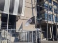 Μεσίστια σημαία για την πώληση του Κωνσταντέλια έξω απ’ την Τούμπα – οι οπαδοί φώναξαν «Λευτεριά στον ΠΑΟΚ»