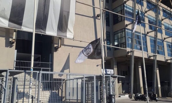 Μεσίστια σημαία για την πώληση του Κωνσταντέλια έξω απ’ την Τούμπα – οι οπαδοί φώναξαν «Λευτεριά στον ΠΑΟΚ»