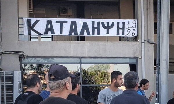 ΠΑΟΚ: Συνεχίζεται η κατάληψη των οπαδών στην Τούμπα μετά την πώληση του Γιάννη Κωνσταντέλια στην Ντόρτμουντ