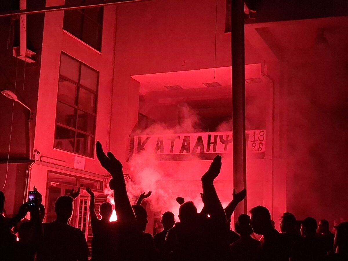 ΠΑΟΚ: Συνεχίζεται η κατάληψη των οπαδών στην Τούμπα μετά την πώληση του Γιάννη Κωνσταντέλια στην Ντόρτμουντ 7 ΠΑΟΚ: Συνεχίζεται η κατάληψη των οπαδών στην Τούμπα μετά την πώληση του Γιάννη Κωνσταντέλια στην Ντόρτμουντ