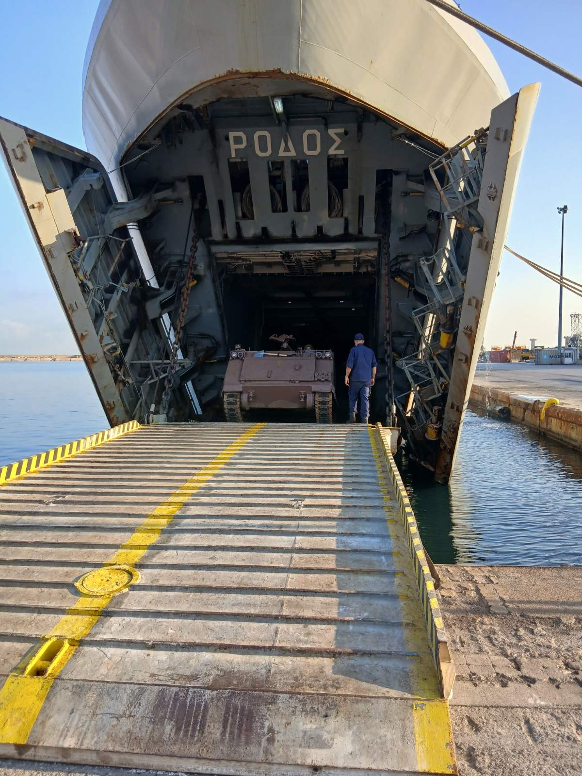 Η Ελλάδα παρέδωσε στρατιωτικό υλικό στις Ένοπλες Δυνάμεις του Λιβάνου 13 Το ΓΕΕΘΑ παρέδωσε στρατιωτικό υλικό στις ένοπλες Δυνάμεις του Λιβάνου