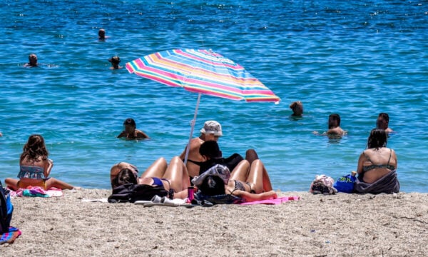 Καιρός: Ανεβαίνει από σήμερα η θερμοκρασία, επιμένουν οι δυνατοί άνεμοι – Τριήμερο κύμα ζέστης με 40°C από το Σάββατο