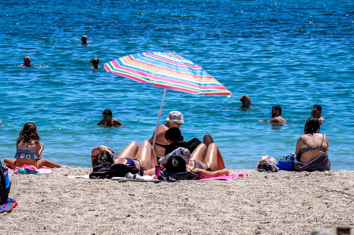 Καιρός: Ανεβαίνει από σήμερα η θερμοκρασία, επιμένουν οι δυνατοί άνεμοι – Τριήμερο κύμα ζέστης με 40°C από το Σάββατο