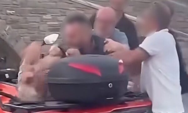 Πάρος: Η στιγμή της επίθεσης ταξιτζή σε υπάλληλο εταιρείας ενοικίασης αυτοκινήτων για μια θέση πάρκινγκ
