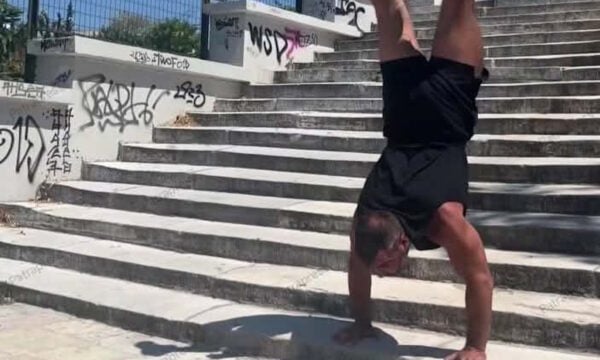 Πάτρα: Κατέβηκε 206 σκαλοπάτια με τα χέρια – Εικόνες που έγιναν viral