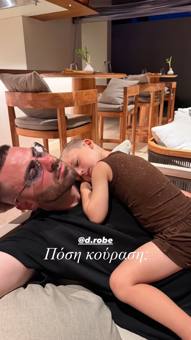 Ιωάννα Τούνη: Ποζάρει με τον Δημήτρη Σπυριδωνίδη να κρατά τον Πάρη στην αγκαλιά του (Βίντεο) 10 Σπυριδωνίδης-Πάρης