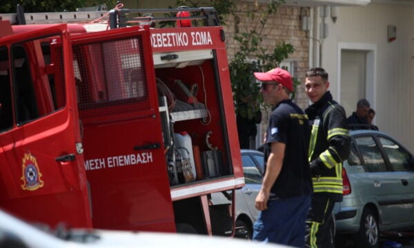 Φωτιά σε σπίτι στα Γλυκά Νερά: Πυροσβέστες και εθελοντές στο σημείο