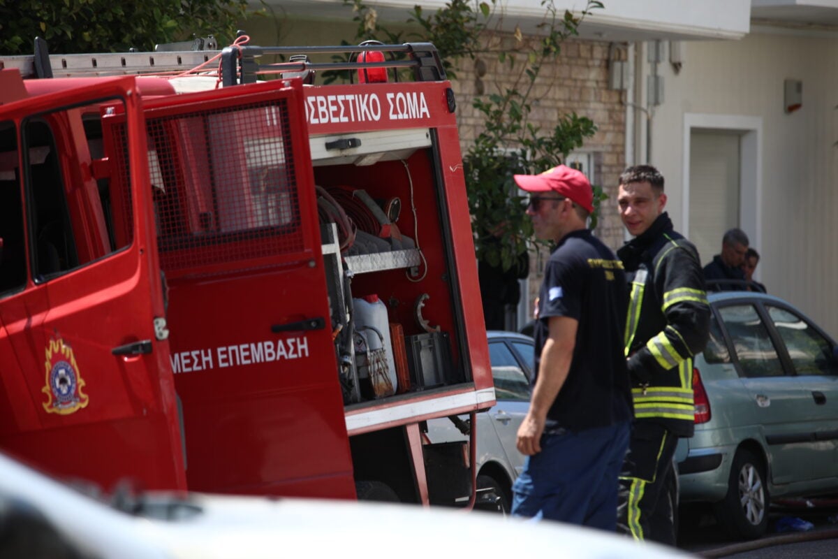 Φωτιά σε σπίτι στα Γλυκά Νερά: Πυροσβέστες και εθελοντές στο σημείο