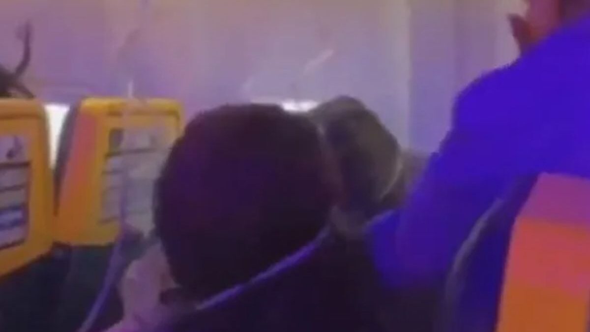Ryanair: Νέο βίντεο από την πτήση όπου επιβάτης παραλίγο να βρεθεί έξω από το αεροπλάνο 1 Ryanair: Νέο βίντεο από την πτήση όπου επιβάτης παραλίγο να βρεθεί έξω από το αεροπλάνο