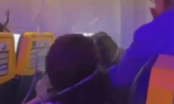 Ryanair: Νέο βίντεο από την πτήση όπου επιβάτης παραλίγο να βρεθεί έξω από το αεροπλάνο