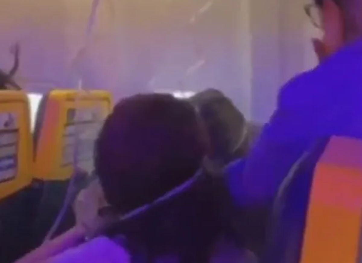 Ryanair: Νέο βίντεο από την πτήση όπου επιβάτης παραλίγο να βρεθεί έξω από το αεροπλάνο
