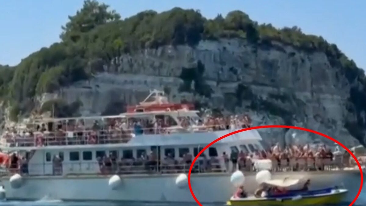 Αντίπαξοι: Εικόνες από το ατύχημα με τα τουριστικά σκάφη γεμάτα με κόσμο 1 Αντίπαξοι: Εικόνες από το ατύχημα με τα τουριστικά σκάφη γεμάτα με κόσμο