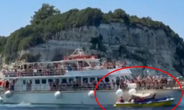 Αντίπαξοι: Εικόνες από το ατύχημα με τα τουριστικά σκάφη που ήταν γεμάτα με κόσμο