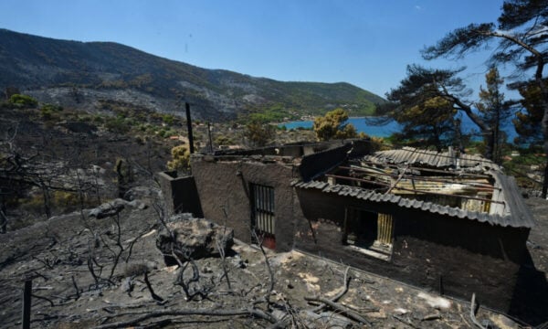 Πόρτο Γερμενό: Η στιγμή που η φωτιά μπαίνει στο χωριό και καταστρέφει τα πάντα στο πέρασμά της