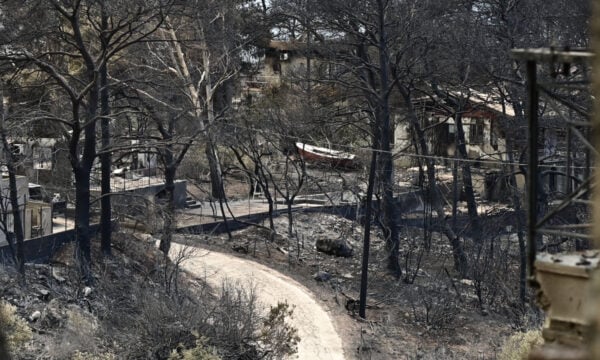 Χωρίς ενεργό μέτωπο η φωτιά στη Δυτική Αττική: Φόβοι για αναζωπυρώσεις – «30 ώρες δεν είχαμε εναέρια μέσα»