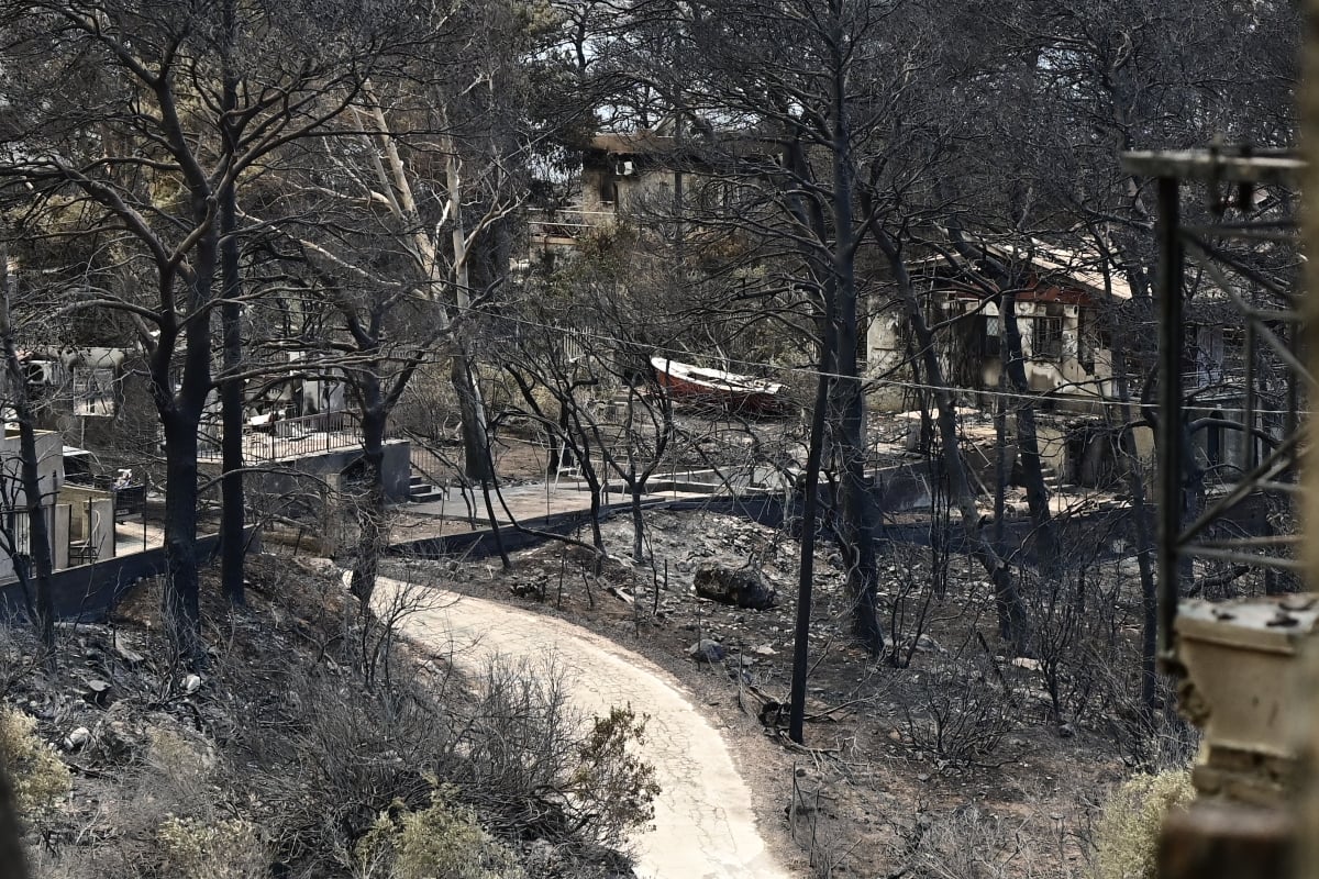 Χωρίς ενεργό μέτωπο η φωτιά στη Δυτική Αττική: Φόβοι για αναζωπυρώσεις – «30 ώρες δεν είχαμε εναέρια μέσα»