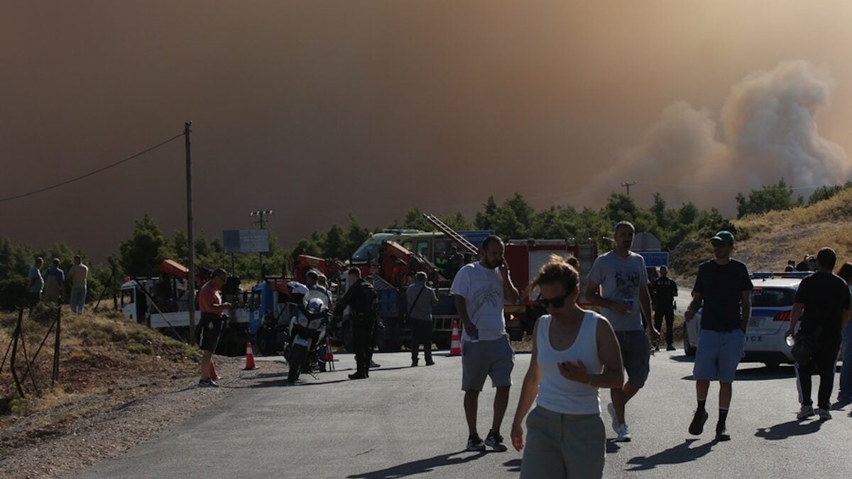 Πώς η Πυροσβεστική διέσωσε ανθρώπινες ζωές από την καταστροφική φωτιά στην Αττικοβοιωτία – Πάνω από 250 άτομα απομακρύνθηκαν διά θαλάσσης 1 Πώς η Πυροσβεστική διέσωσε ανθρώπινες ζωές από την καταστροφική φωτιά στην Αττικοβοιωτία – Πάνω από 250 άτομα απομακρύνθηκαν διά θαλάσσης