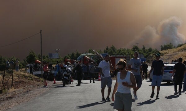Πώς η Πυροσβεστική διέσωσε ανθρώπινες ζωές από την καταστροφική φωτιά στην Αττικοβοιωτία – Πάνω από 250 άτομα απομακρύνθηκαν διά θαλάσσης