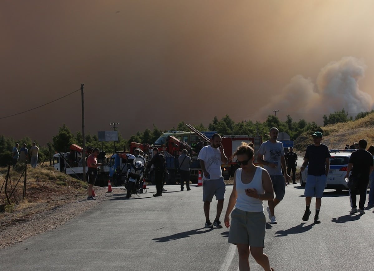 Πώς η Πυροσβεστική διέσωσε ανθρώπινες ζωές από την καταστροφική φωτιά στην Αττικοβοιωτία – Πάνω από 250 άτομα απομακρύνθηκαν διά θαλάσσης