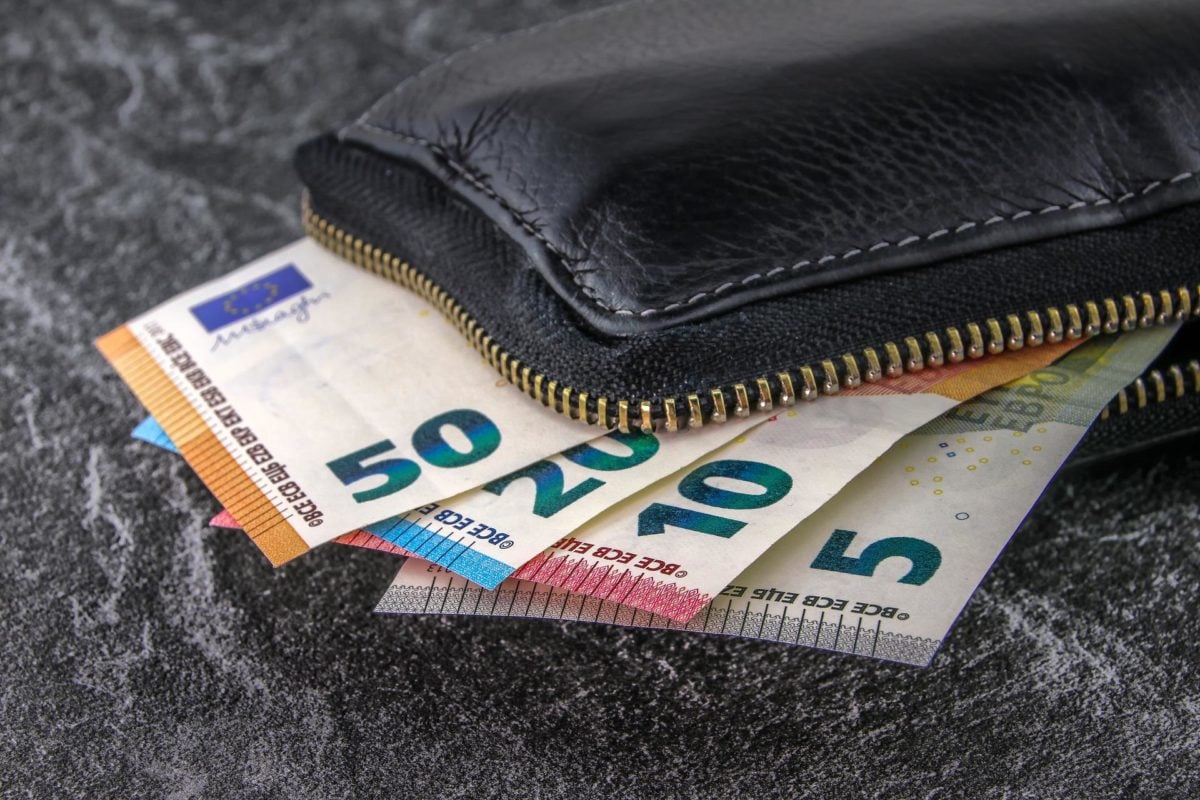 ΑΑΔΕ: Τι ισχύει για φόρο σε δωρεές, χαρτζιλίκια και μεταφορές χρημάτων