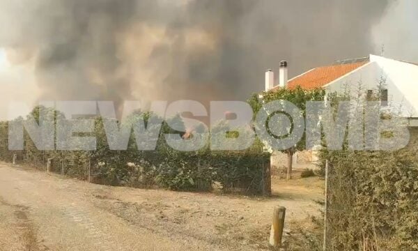 Αττική: Πύρινη κόλαση στη Λούμπα, μία «ανάσα» μακριά από τον οικισμό οι φλόγες