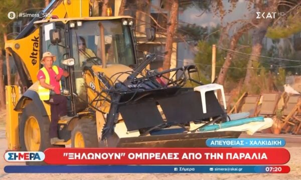Χαλκιδική: “Ξηλώνουν” ομπρέλες από την παραλία