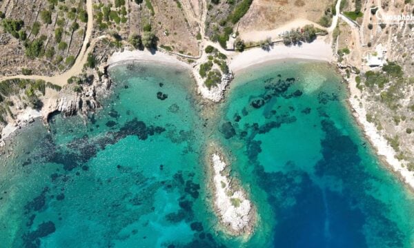 Δίδυμα – Η διπλή ήσυχη παραλία της Χίου, με τα καθαρά γαλαζοπράσινα νερά