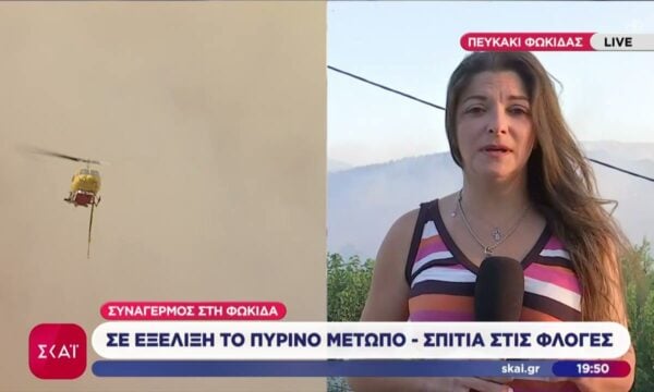 Εφιαλτικές ώρες στη Φωκίδα: Συνεχείς ρίψεις από τα ελικόπτερα για να περιορίσουν τη φωτιά