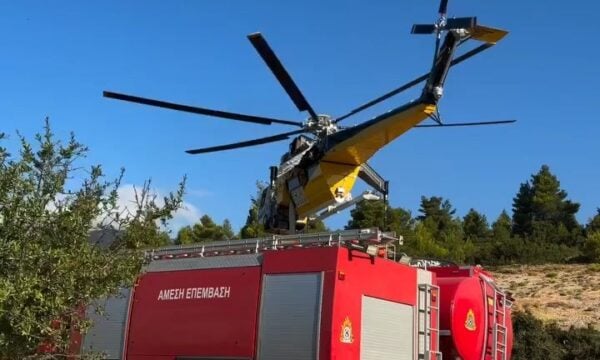 Ελικόπτερο Erickson «σκύβει» πάνω από Πυροσβεστικό όχημα για τον εφοδιασμό του