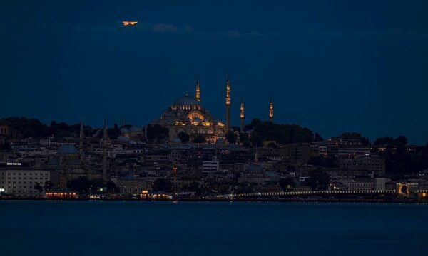 Εντυπωσιακές εικόνες από τη μερική έκλειψη Σελήνης πάνω από την Κωνσταντινούπολη