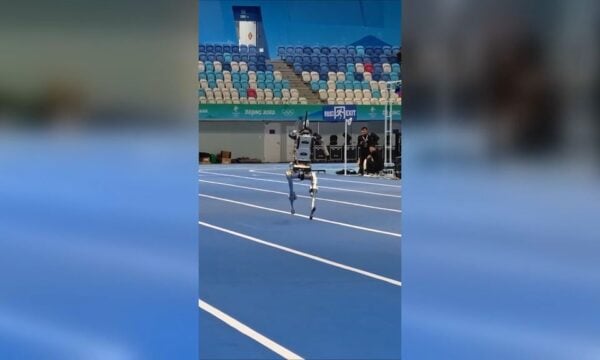 Επική σύγκρουση ρομπότ με ντουλάπα μετά από 100αρι στο Πεκίνο!