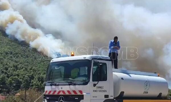Φωτιά στη Βοιωτία: Σε απόσταση αναπνοής από τον οικισμό Κρύο Πηγάδι