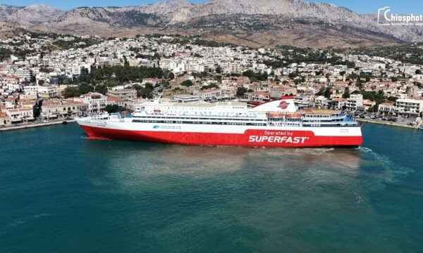 Η δεξιοτεχνική μανούβρα του ΕΓ/ΟΓ Αριάδνη στο λιμάνι της Χίου