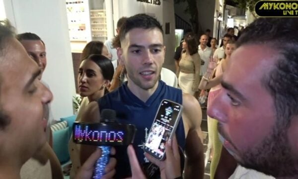 Η επιστροφή της Ορεινής Μέλισσας στη Μύκονο με τη μάνατζέρ της
