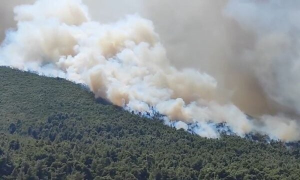 Η φωτιά περνάει από την άλλη πλευρά του βουνού που είναι το Πόρτο Γερμενό