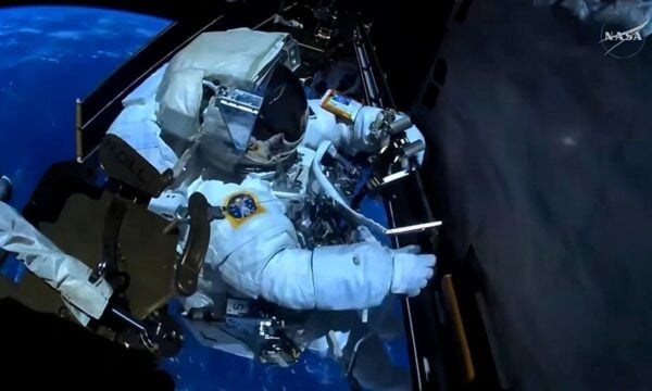 Η Σοφί Αντενό σε έναν εντυπωσιακό «περίπατο» στο Διάστημα