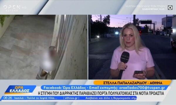 Η στιγμή που διαρρήκτης παραβιάζει πόρτα πολυκατοικίας στα νότια προάστια